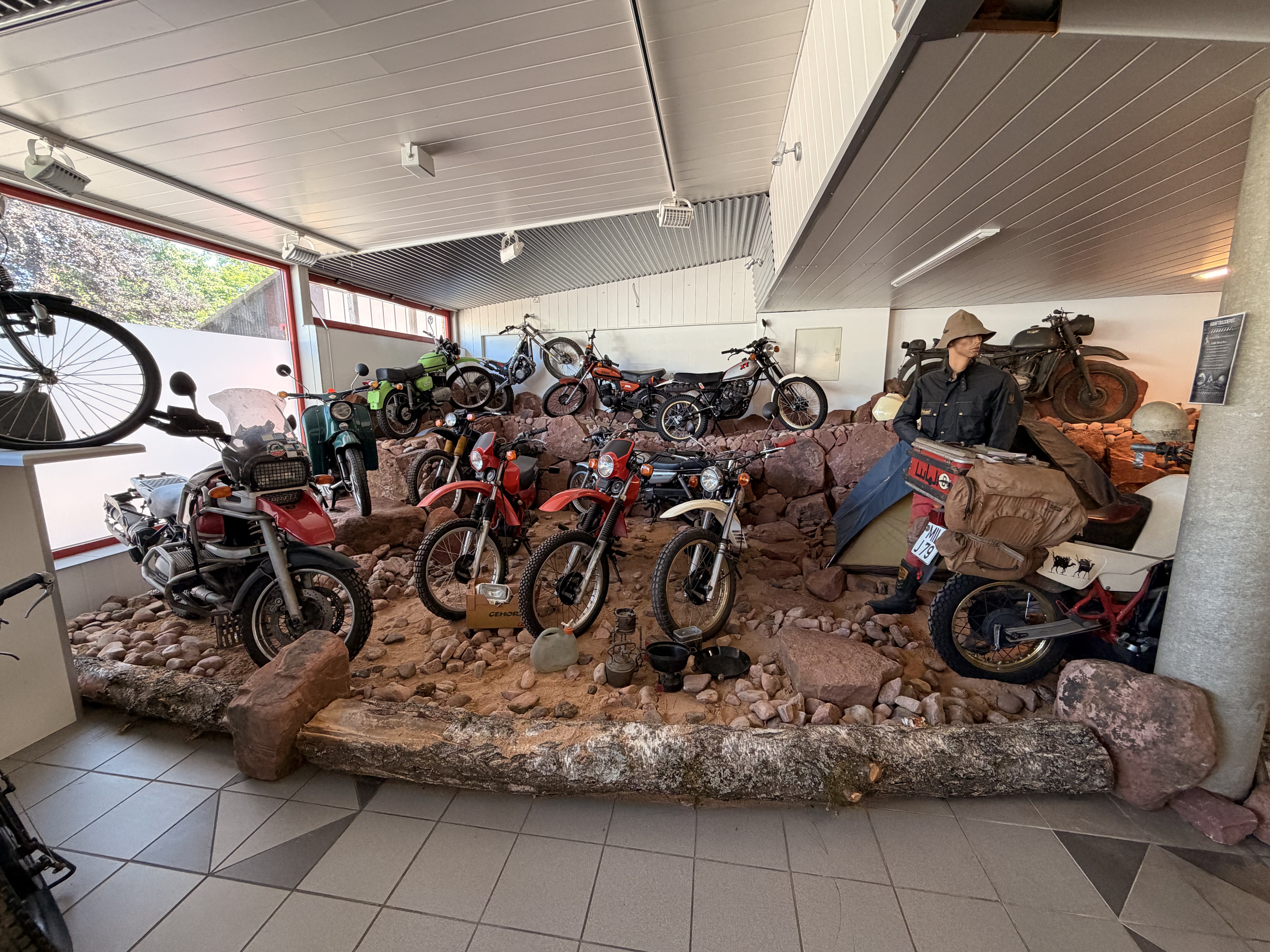 Diorama mit Reisemotorrädern im Sand