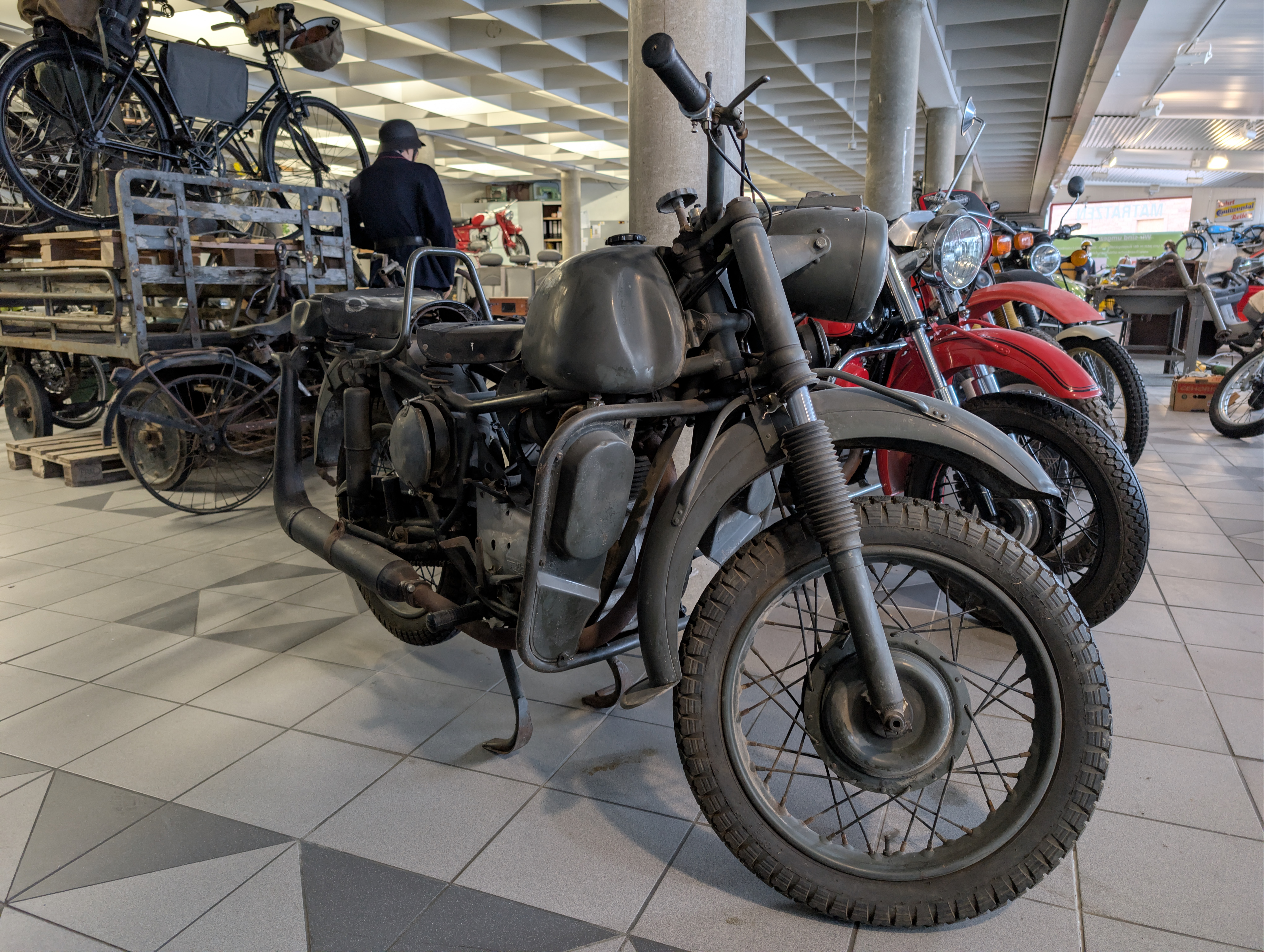Postfahrzeuge in der Ausstellungshalle
