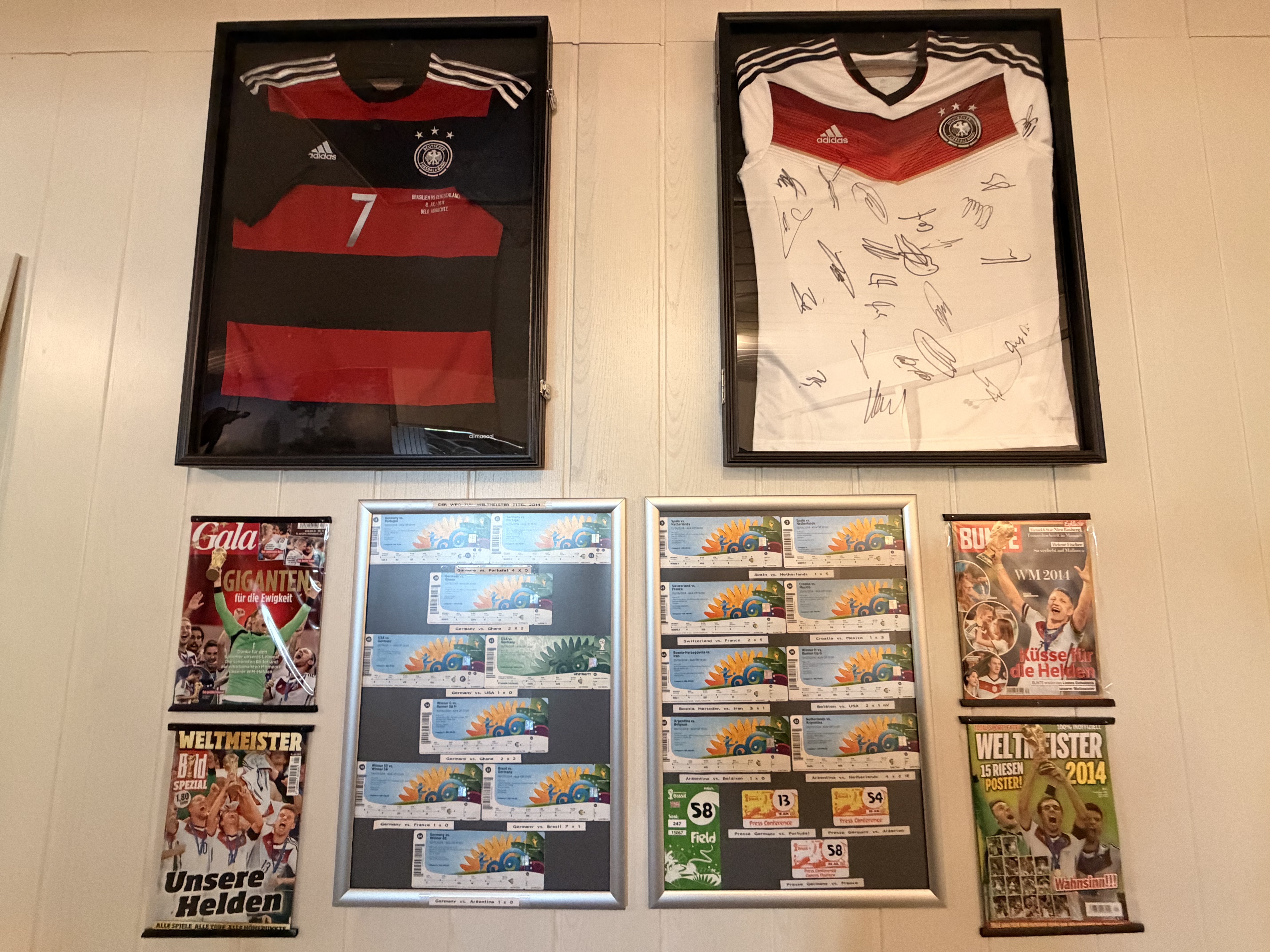 Gerahmte Fußball-Trikots der Weltmeisterjahre